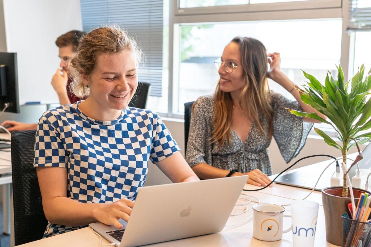 Deux collègues au travail